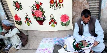 يو سړی د کابل به کوتی سنګی سيمه کی ګلدوزی کوی ترڅو خپل ژوند په مخ بوزی