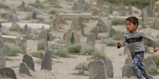 باید اِستاد و فرود آمد بر آستان دری که کوبه ندارد/ چرا که...