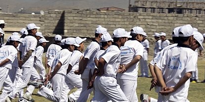 صلح و کریکت بازان جوان