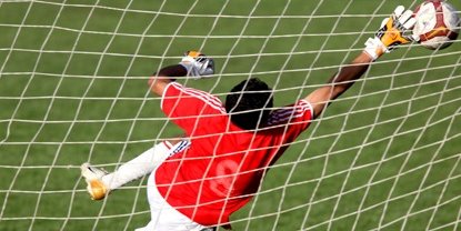 دروازه بان در حال کوشش برای رسيدن به توپ