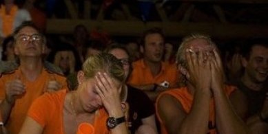 سربازان اسپانیایی و هلندی در افغانستان هنگام دیدار نهایی جام جهانی فوتبال