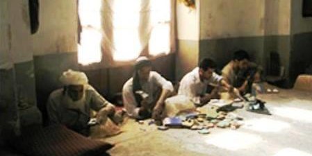 صنعت کاران د هرات د جامی جومات په ورکشاپ کی د کاشی ګټي جوړوي